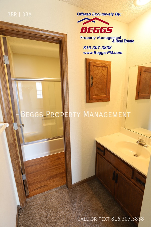 Building Photo - 321 Dains St