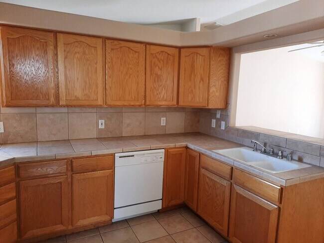 Building Photo - 4 bedroom/2 bath Home available in Bullhead City in Desirable El Camino Village.