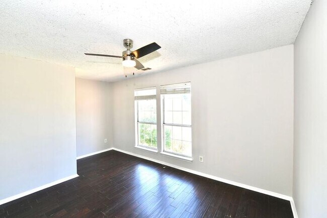 Building Photo - 10470 Meadow Run Trce