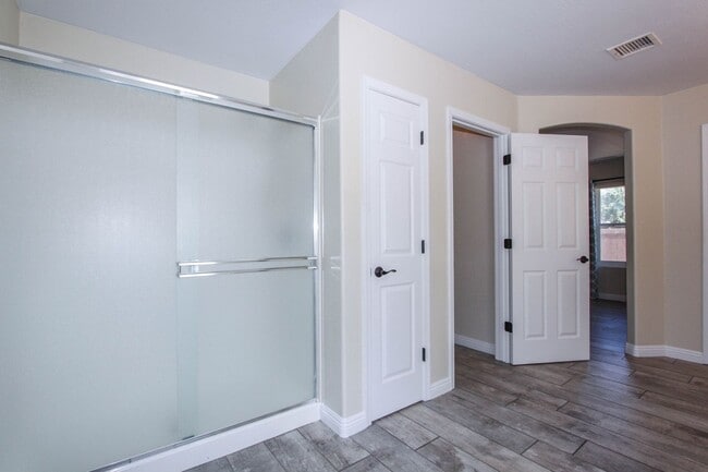 Building Photo - 3 Bedroom Home in Viewpoint East  Applicat...