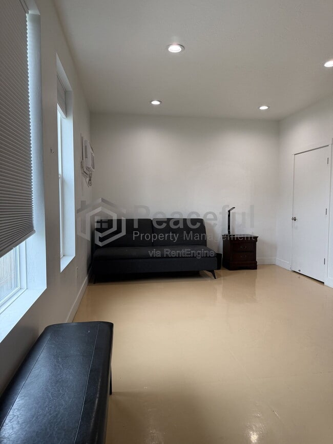 Building Photo - 2324 S Green St