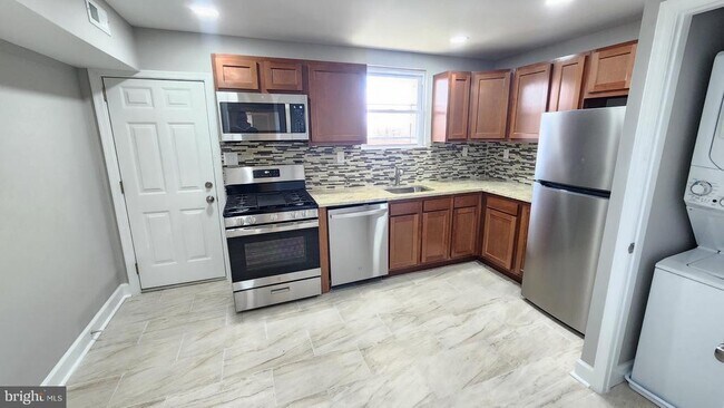 Building Photo - 2527 Kirk Ave