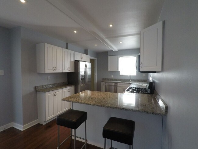 Building Photo - 3 Bedroom/ 1 Bathroom House for Rent in Brookline!