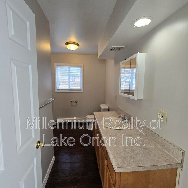 Building Photo - 644 E Meyers Ave