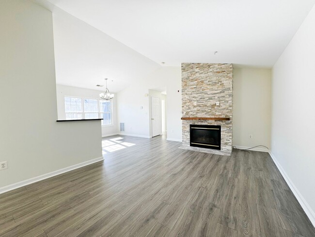 Primary Photo - Fantastic 3 Bed 2 Bath Penthouse With Priv...