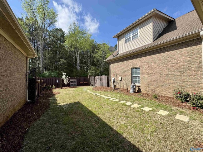 Building Photo - 1024 Split Rock Cove