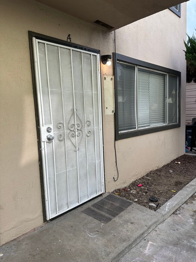 Building Photo - 2 Bedroom / 1 Bath Apartment for Rent