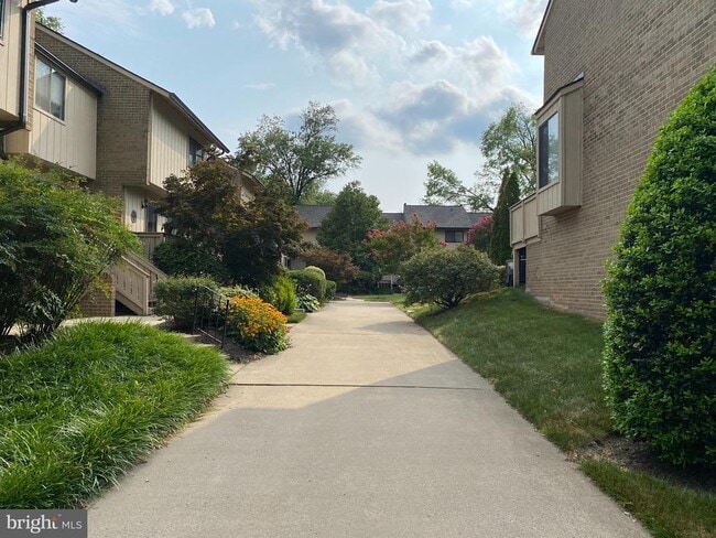Building Photo - 2562 Glengyle Dr