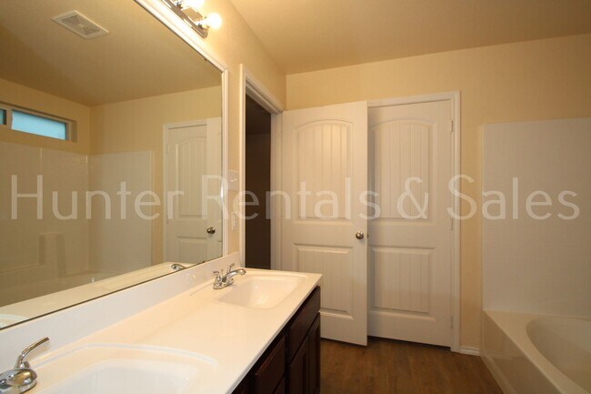 Building Photo - Beautiful 4-Bedroom, 2-Bath Home for Rent ...