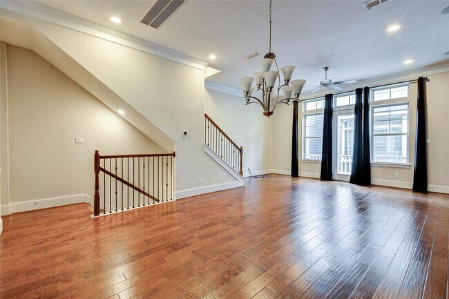 Building Photo - 720 N Shepherd Dr