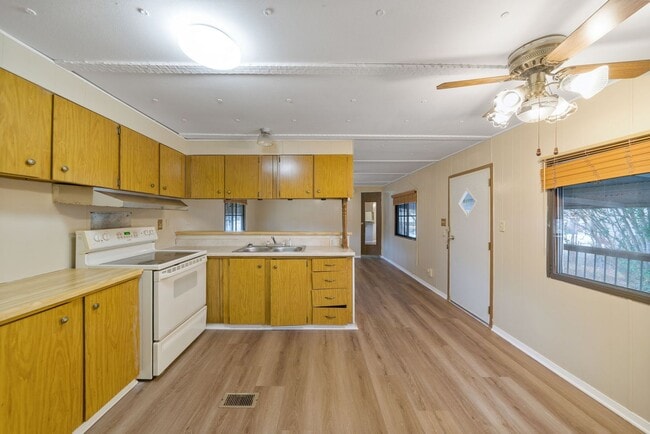 Building Photo - 2 Bedroom/1 Bathroom Home in the Green Valley Estates Subdivision!