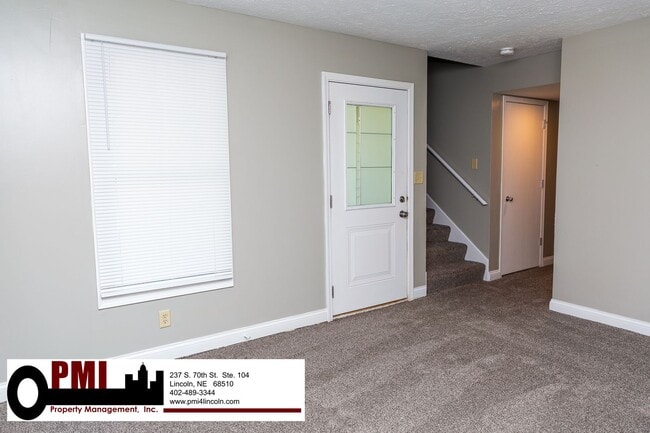 Building Photo - 3 Bedroom and 1.5 bathroom Duplex for rent