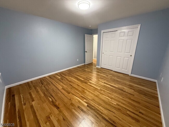 Building Photo - 527 4th Ave