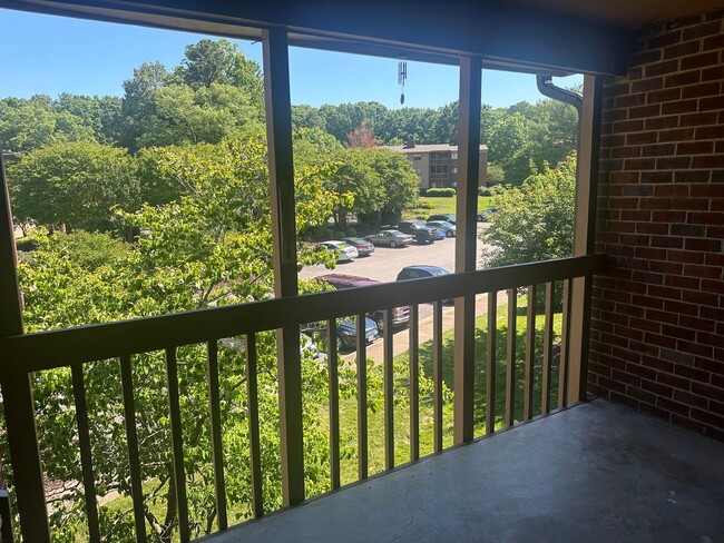 Building Photo - West End Condo--Great Location!