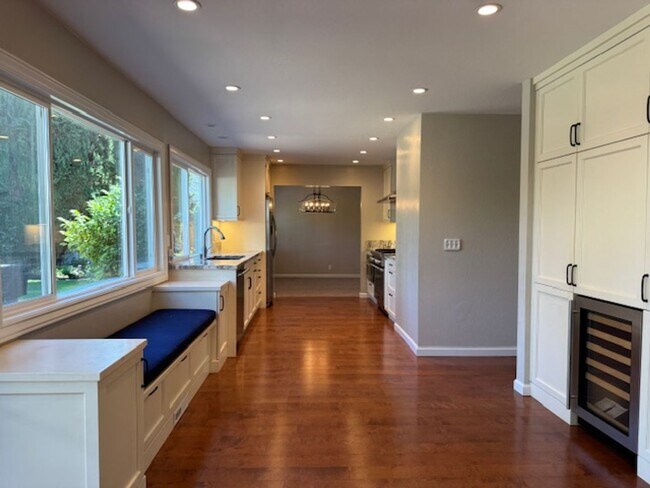 Building Photo - Gorgeous 2 story 5 bedroom home w/pool in ...