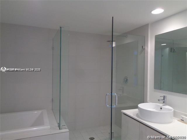 Building Photo - 2600 E Hallandale Beach Blvd
