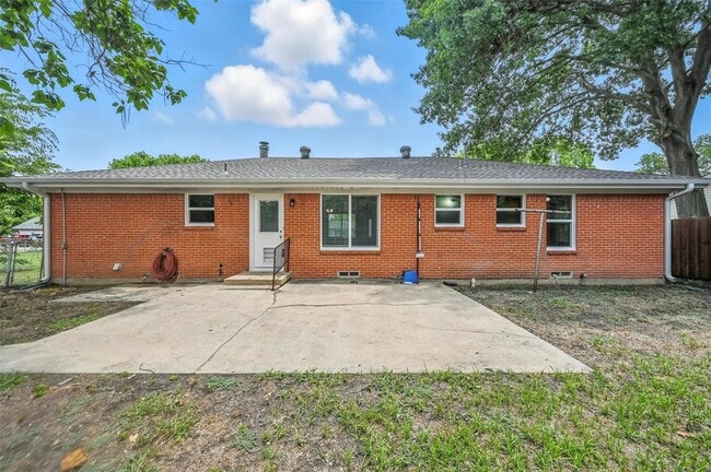 Building Photo - 302 Young Dr