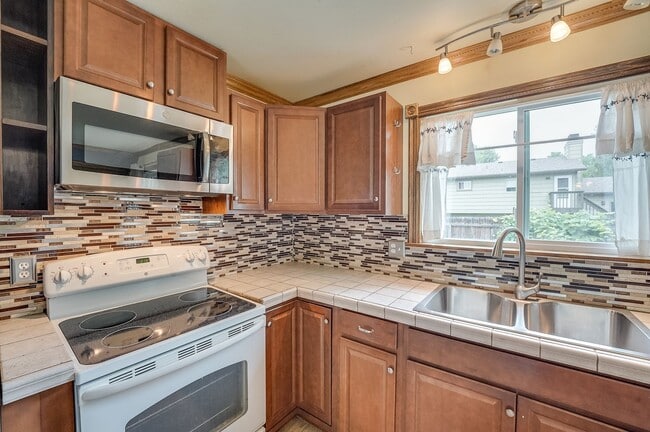 Building Photo - Cul-de-Sac Comfort | Updated Interior + Large Fenced Yard