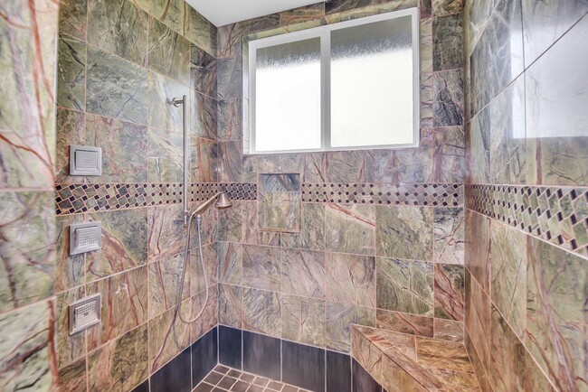 Building Photo - Ohai Estates 4 Bed 4.5 Bathroom Home Avail...