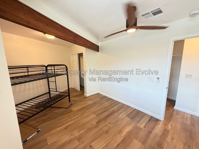 Building Photo - 4213 W Cheyenne Dr