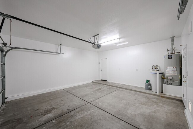 Building Photo - Charming 4 Bed 2 bath 2 Car Garage Home in...