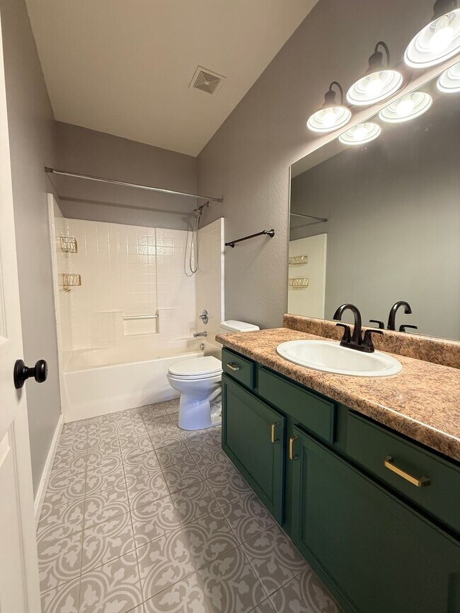 Building Photo - Adorable 3 Bedroom - 2 Bath - 2 Car Garage in Quailwood