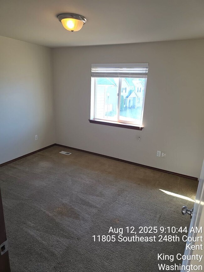 Building Photo - East Hill Kent 4 bedroom 2.5 bathroom with...