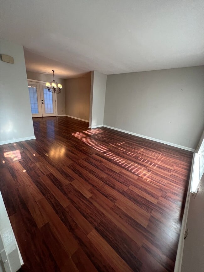 Building Photo - River Oaks Townhouse-Christmas Special!!