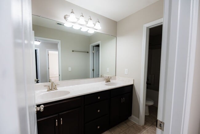 Building Photo - Stunning 5 Bedrooms, 4 Baths home in Summerfield with 2 car garage.