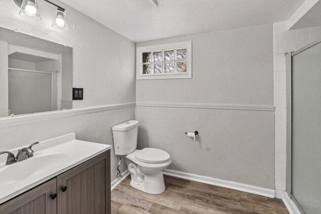 Building Photo - Hard-to-Find 6-Bedroom Home in Grandview!