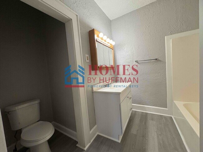 Building Photo - Two Bedroom House | Now Available | Move In Special