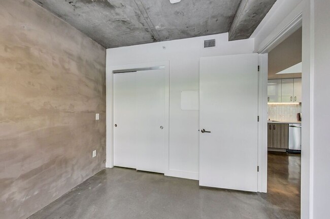 Building Photo - 2 bed/2 bath Loft with Private Patio on Ma...