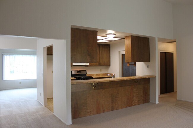 Building Photo - 465 Pleasant Hill Ave N