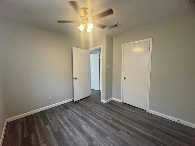 Building Photo - 204 W Garden Dr