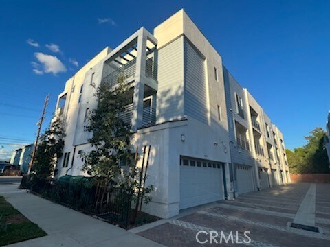 Building Photo - 14614 Vanowen St
