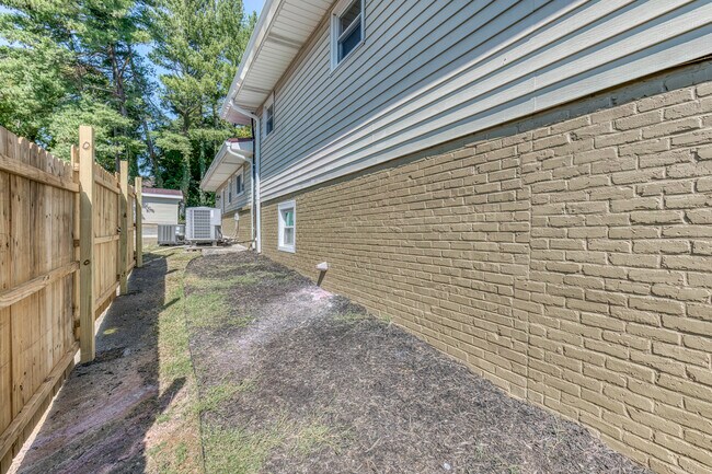 Building Photo - 1216 Norway St