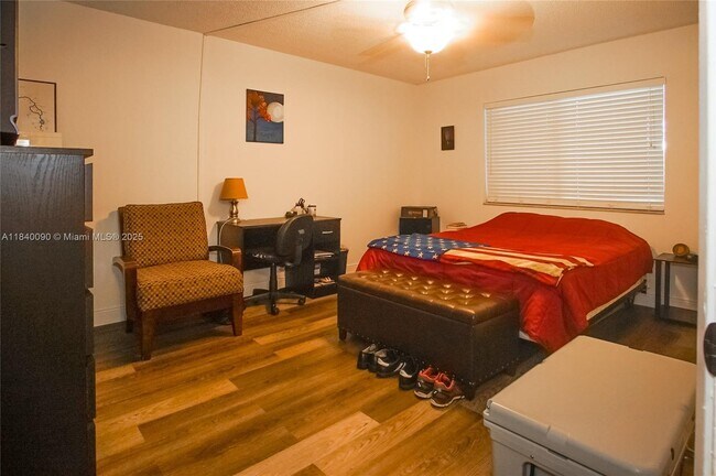 Building Photo - 407 Gardens Dr