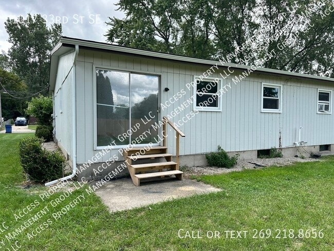 Building Photo - 1017 33rd St SE