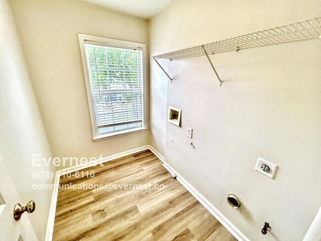 Building Photo - Comfortable 3-Bedroom Home with Prime Loca...