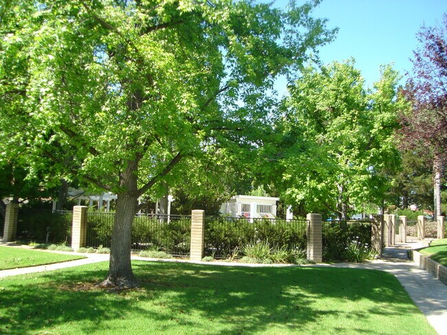 Building Photo - 2 bedroom with GAREAGE in the HEART of Wes...