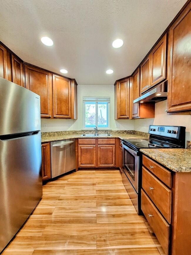 Building Photo - Great Second Floor 2bd Condo With Pool in Gated Complex