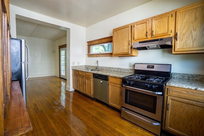 Building Photo - Single Family Home Available 6/1/26
