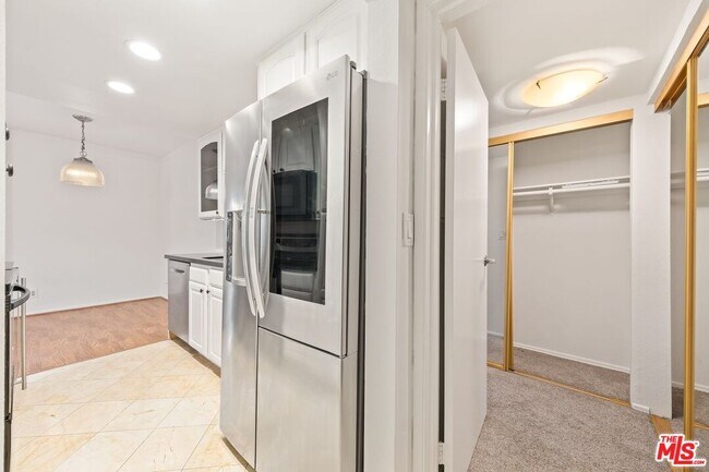 Building Photo - 1131 Alta Loma Rd