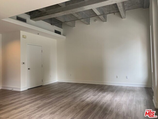 Building Photo - 727 W 7th St