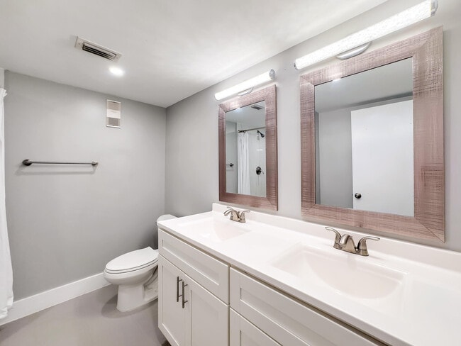 Building Photo - 2112 S Cypress Bend Dr