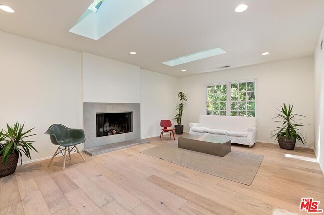 Building Photo - 7586 Woodrow Wilson Dr