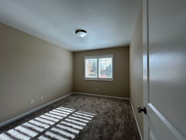 Building Photo - Gorgeous 4 Bed, 2.5 Bath Tuscany Home!