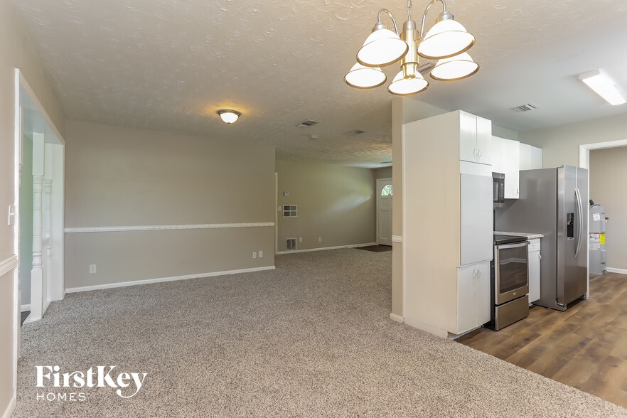 Building Photo - 2517 Columbine Dr N