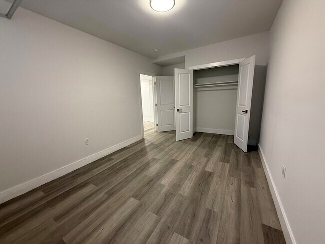 Building Photo - 546 Bergen Ave