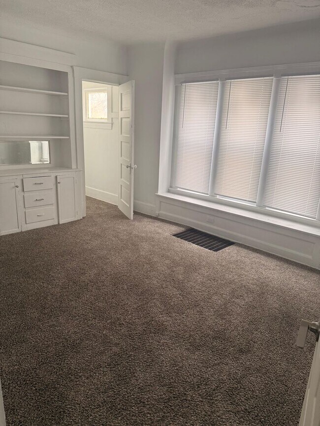 Building Photo - 10817 Hull Ave